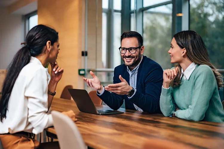 Personas trabajando y sonriendo