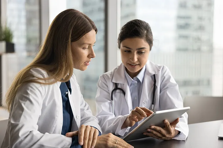 Doctoras reunidas hablando