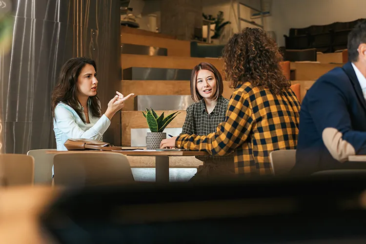 Grupo de mujeres hablando