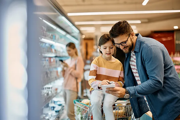 Padre en hija en el mercado Colsubsidio