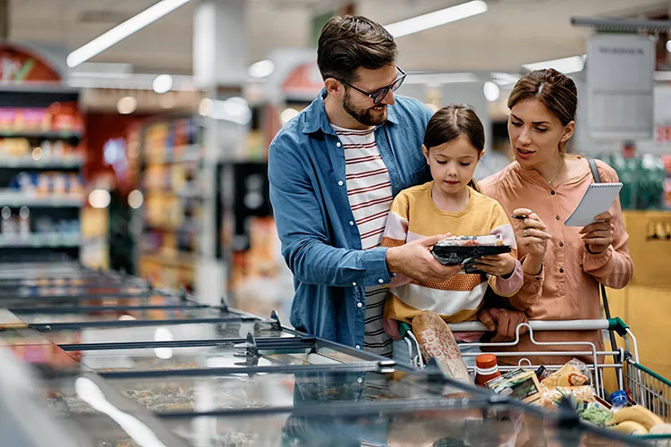 Familia en el supermercado Colsubsidio