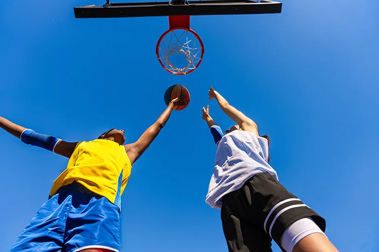 Personas jugando baloncesto