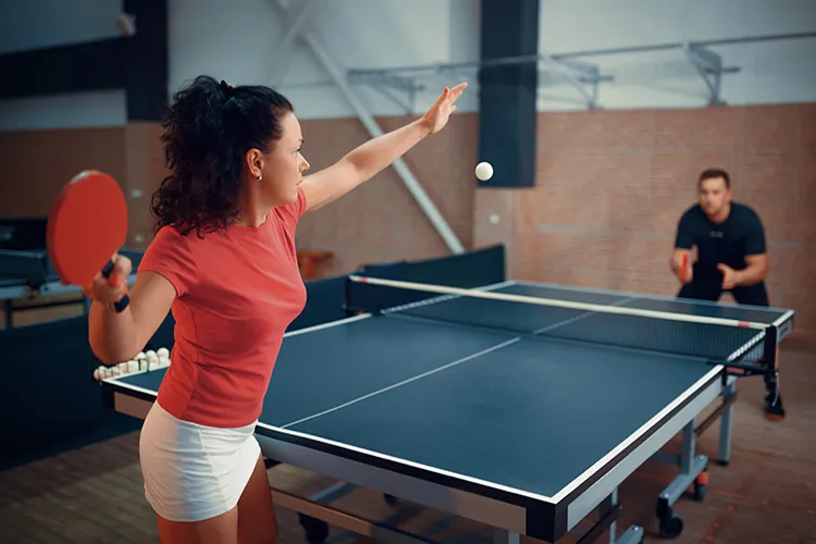 Personas jugando tenis de mesa