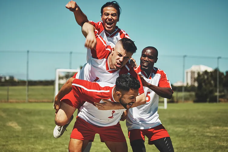 Hombres celebrando