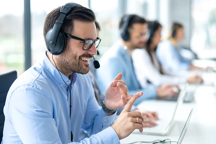 Hombre en call center