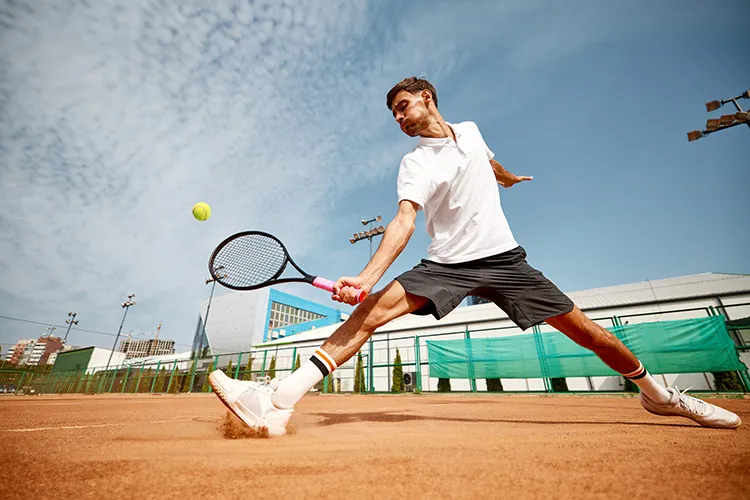 Hombre jugando tenis de campo