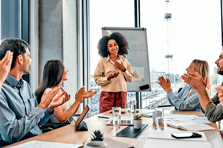 Personas en reunión de trabajo