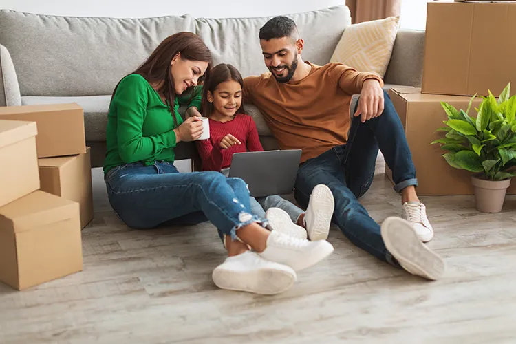 Familia estrenando casa