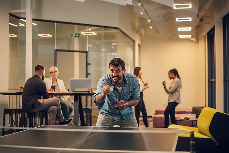 Persona jugando tenis de mesa