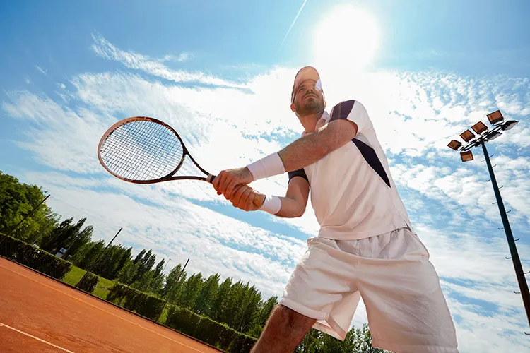 Persona jugando tenis de campo