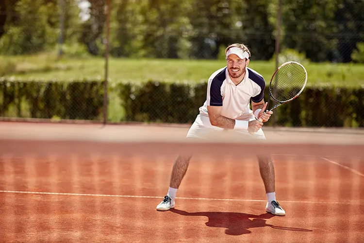 Hombre jugando tenis de campo