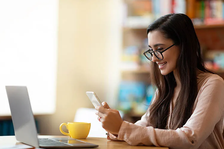 Mujer revisando su celular