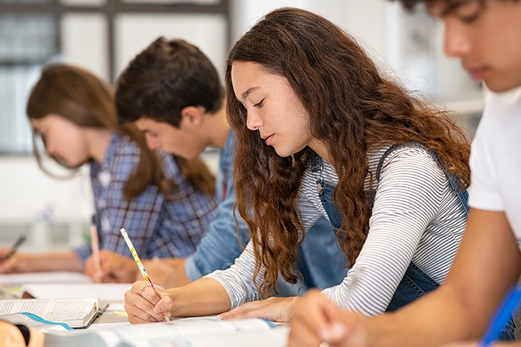 Jóvenes estudiando