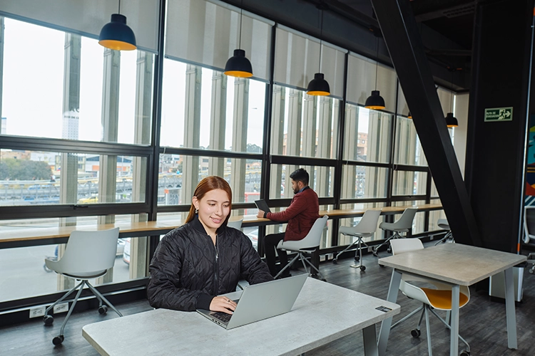 Mujer en Coworking en Táctica Bosa