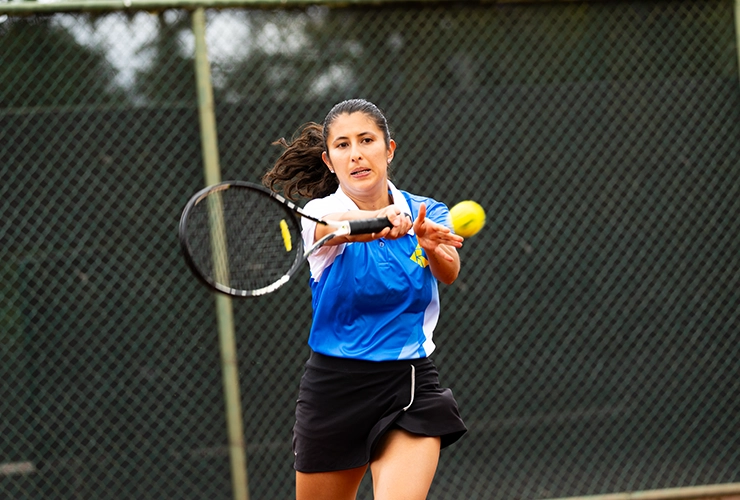 Mujer en clase de tenis de campo semipersonalizada