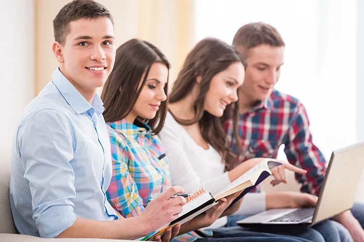 Jóvenes estudiando