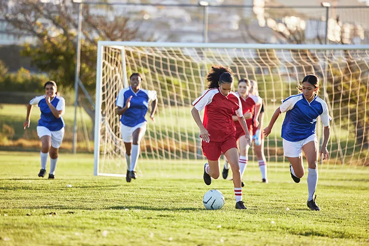 Mujeres jugando futbol