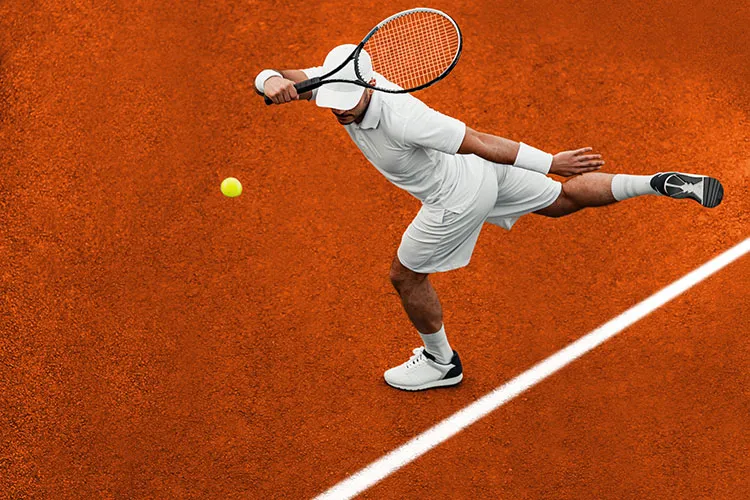 Hombre jugando tenis de campo