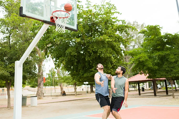 Personas jugando baloncesto