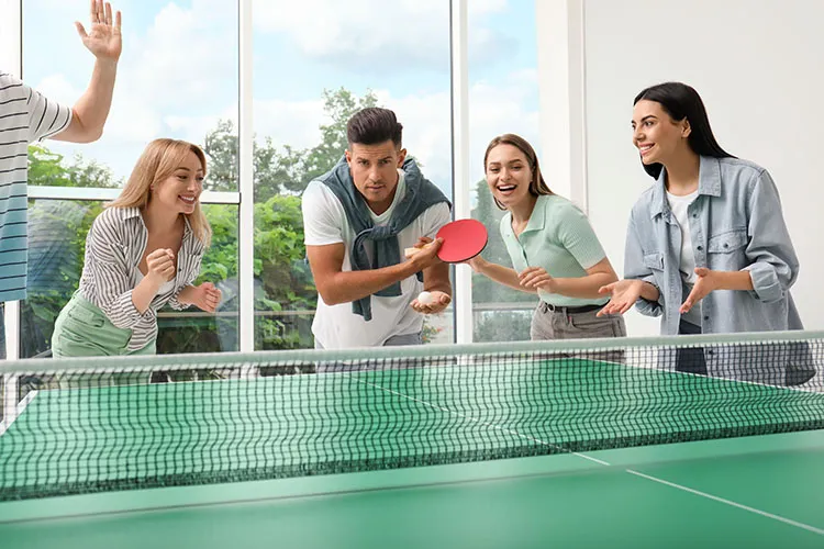 Hombre jugando tenis de mesa