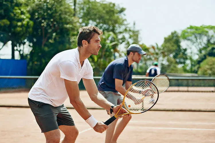 Personas jugando tenis de campo