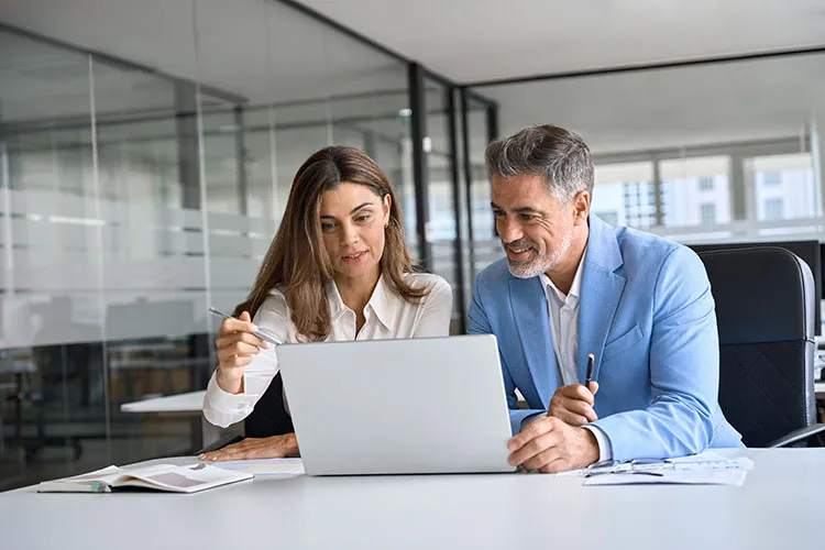 Personas trabajando