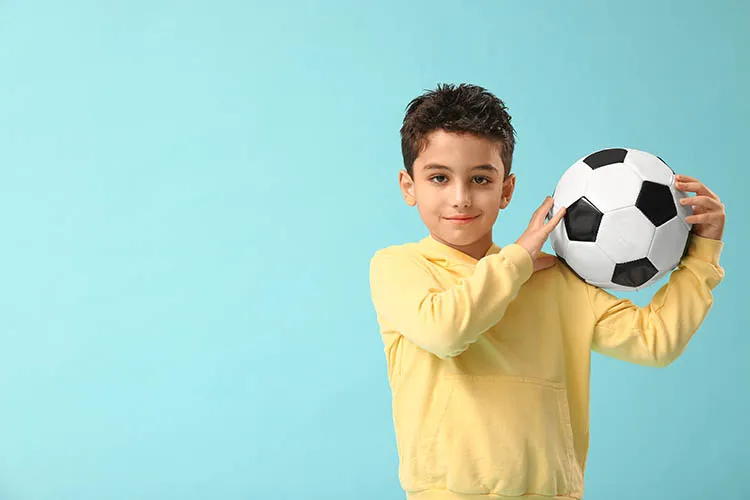 Niño con balón de fútbol