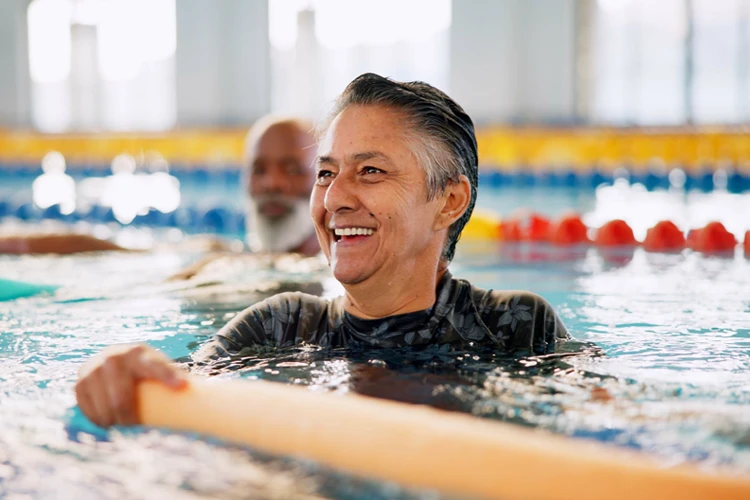 Mujer haciendo aeróbicos en la piscina