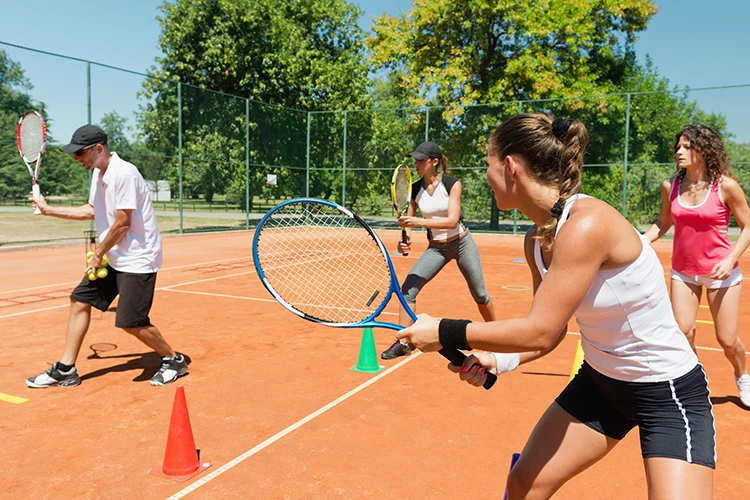 Personas en clase de tenis de campo