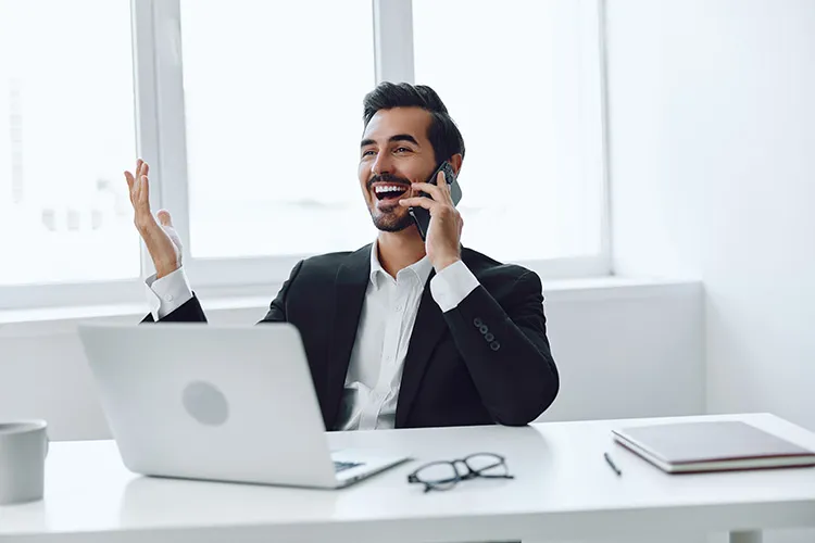 Persona hablando por telefono y trabajando