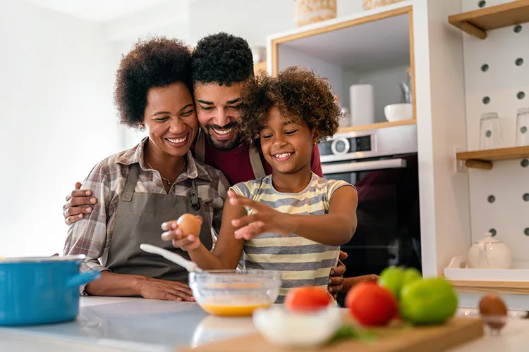 Familia feliz cocinando