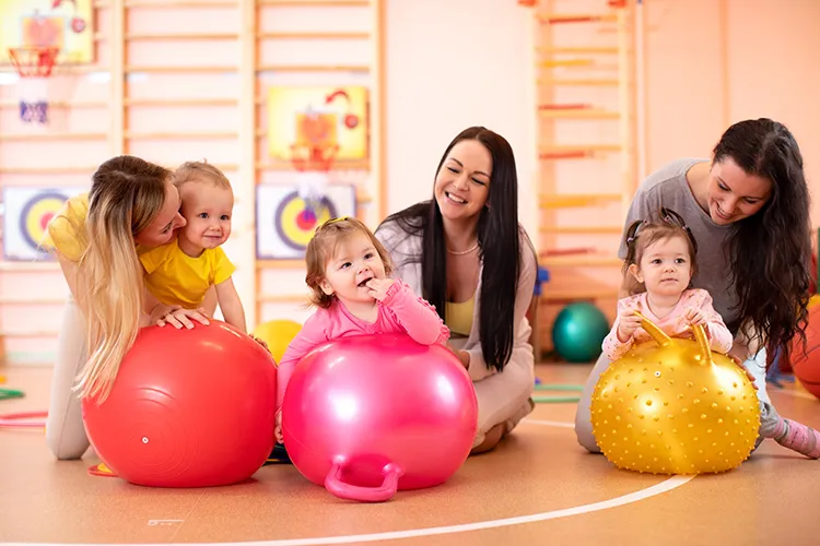 Grupo de madres con sus bebes en clase