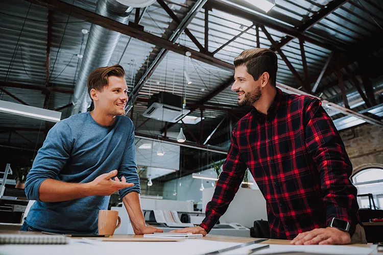 Personas hablando y trabajando