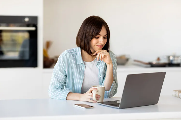 Mujer frente a su computador