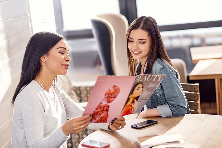 Mujeres leyendo revista