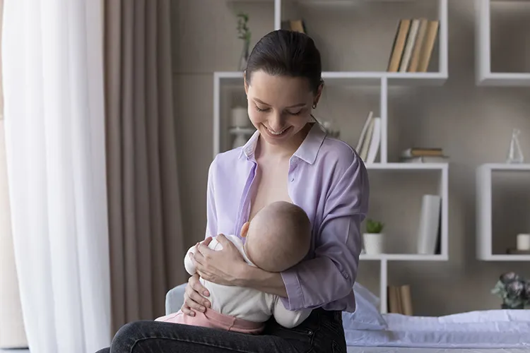 Madre amamantando a su bebe