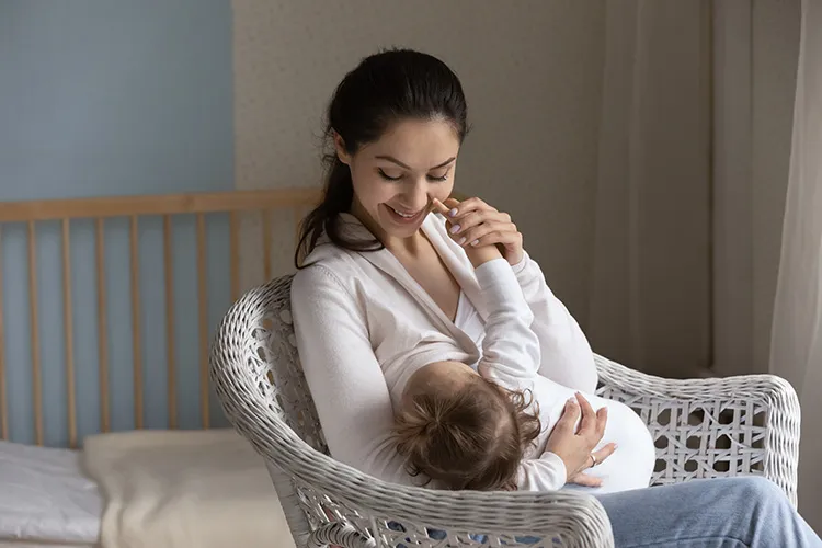 Madre lactando a su hija