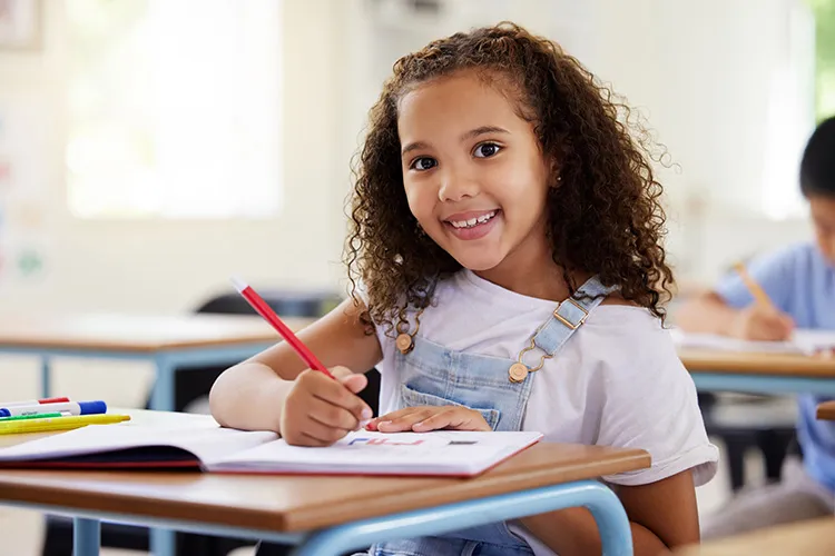 Niña estudiando