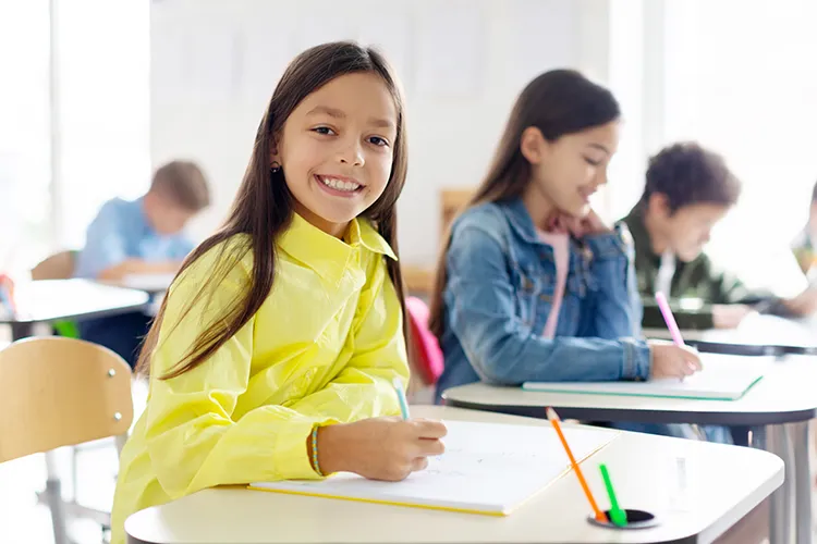 Niña estudiando