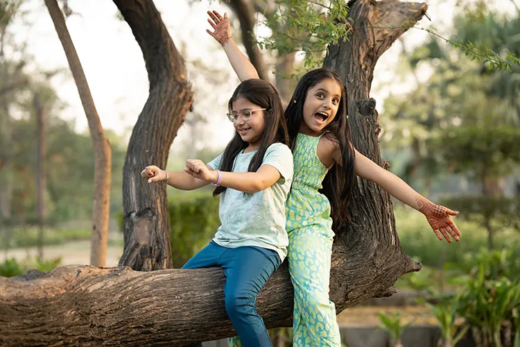 Niñas jugando al aire libre