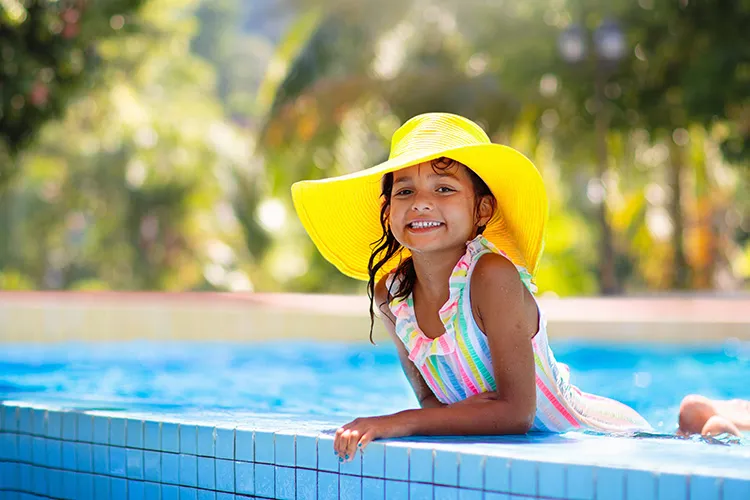 Niña en piscina