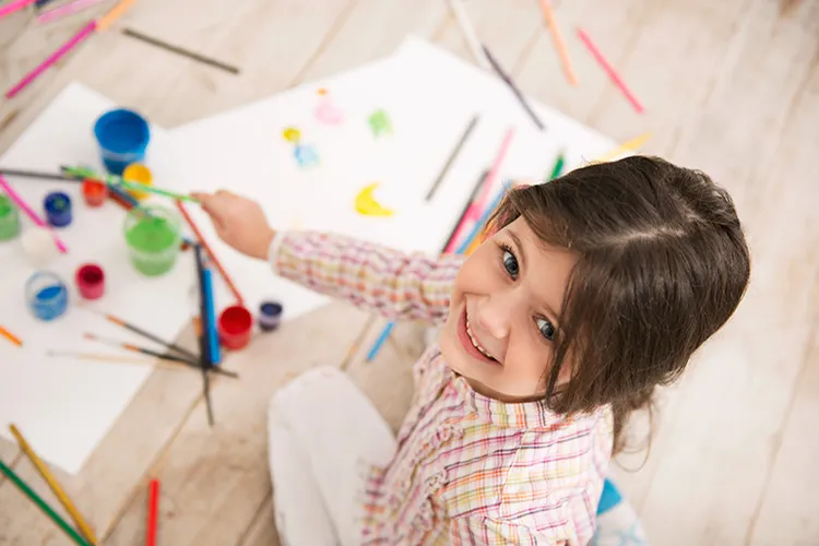 Niña pintando