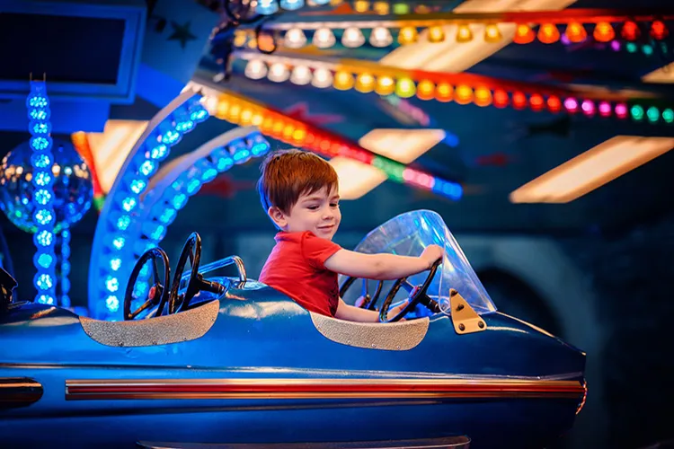 Niño en parque de diversión