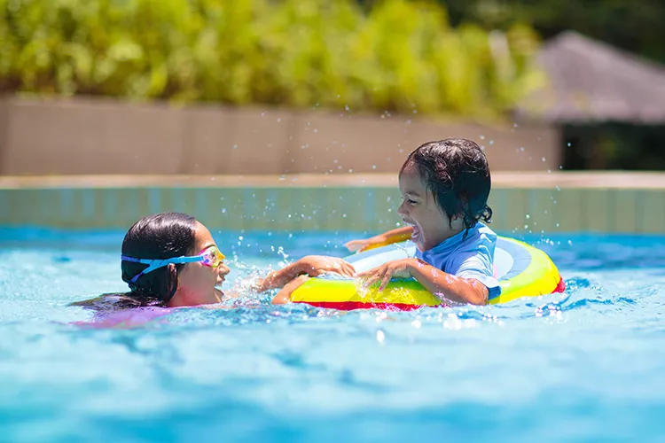 Niños en piscina