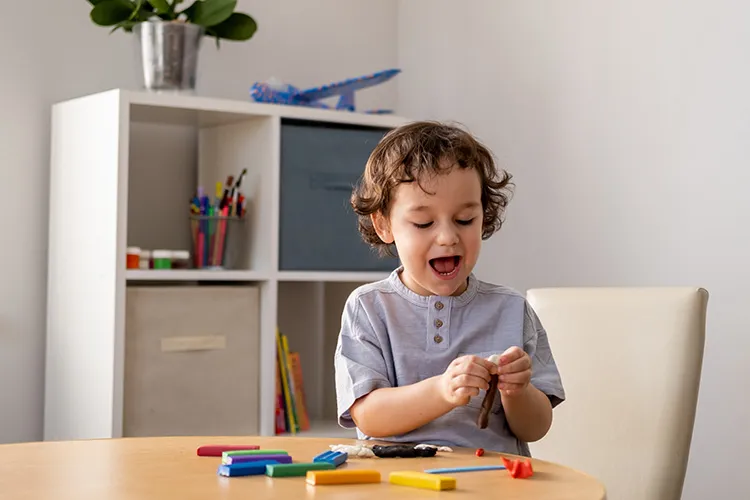 Niño jugando