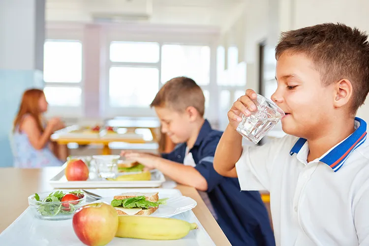 Niños en comedor escolar Colsubsidio