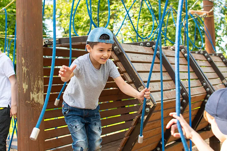 Niño jugando en el parque