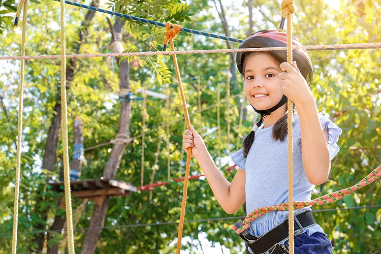 Niña jugando en el parque