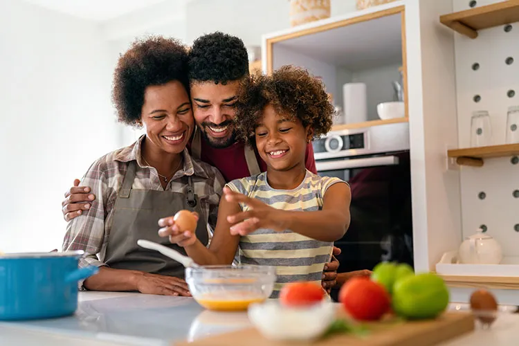 Familia cocinando