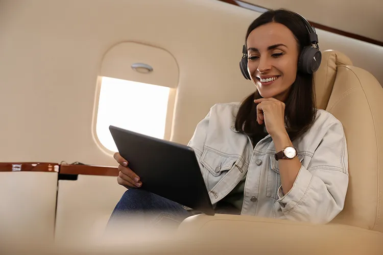 Persona viajando en un avión